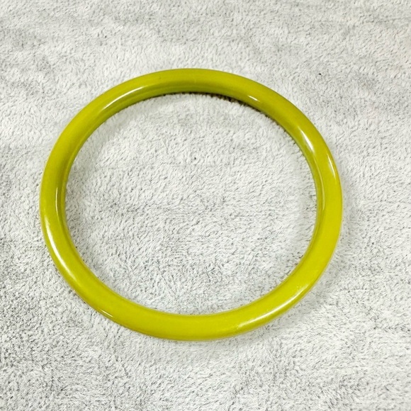 Jewelry - Vintage Sweet Pea Bakelite Bangle Bracelet